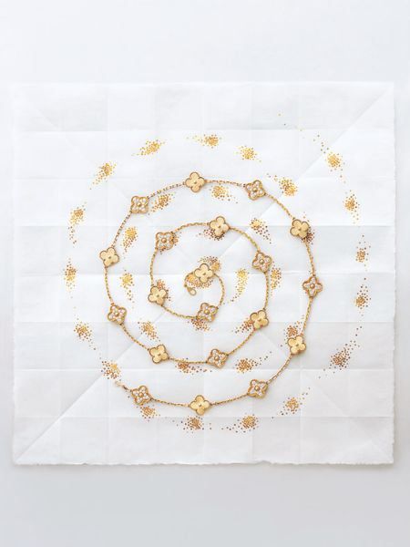 네잎 클로버는 반클리프 아펠을 대표하는 '알함브라' 컬렉션의 대표 소재다. 사진은 지난 2020년 겨울 서영희 아트 디렉터와 협업한 목걸이. [사진 반클리프 아펠]