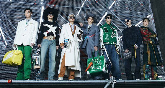 지난해 여름 루이비통이 글로벌 엠버서더 BTS와 2021 FW 온라인 패션쇼를 개최한다고 SNS에 소개한 모습.[사진 루이비통 트위터 캡처]