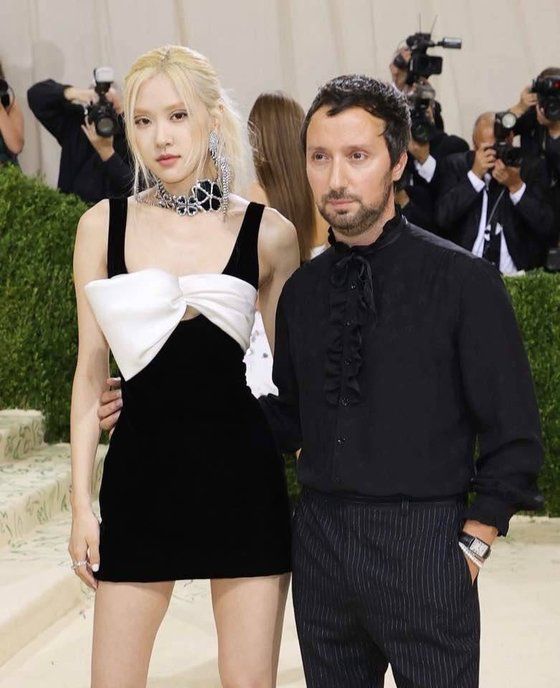 그룹 블랙핑크의 로제가 지난해 9월 뉴욕에서 열린 '멧 갈라'에서 생로랑의 크리에이티브 디렉터 안토니 바카렐로와 포즈를 취하고 있다. [사진 생로랑]