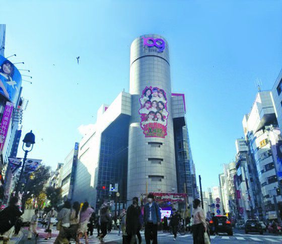 2020년 12월 일본 도쿄 시부야에 있는 시부야109 외벽에 JYP 걸그룹 니쥬(NiziU)의 대형 사진이 걸려있다. 멤버 모두 일본인으로 박진영 JYP 대표가 직접 뽑았다. 윤설영 특파원