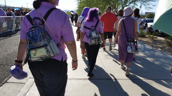 관객들은 보안을 위해 규정된 투명 플라스틱 가방만 반입할 수 있었다. 김정연 기자