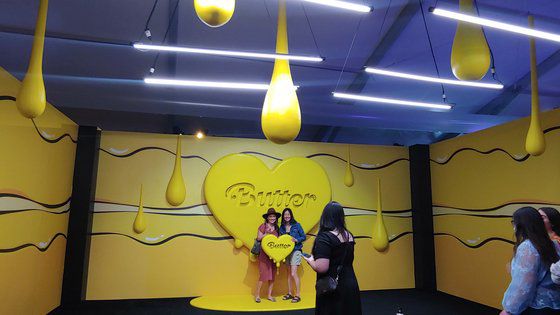 팝업스토어에 마련된 버터, BTD 뮤직비디오와 관련된 세트는 기념촬영을 하는 팬들로 가득 찼다. 김정연 기자