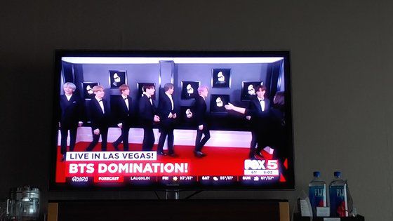 현지 언론은 8일 아침부터 BTS의 라스베이거스 공연을 주요 뉴스로 다뤘다 . 김정연 기자
