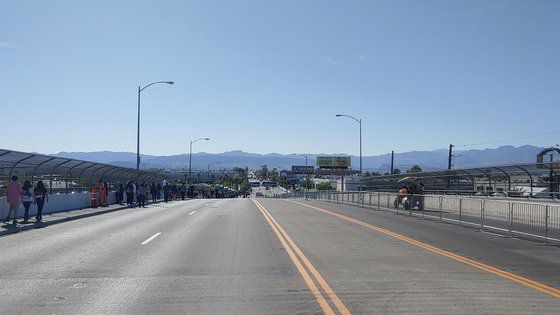 6만 5000석 규모의 공연장에 오갈 관객들의 통로 확보를 위해 이날 약 1.6km 길이의 고가도로는 전면 통제됐다. 32도가 넘는 더위에도 걸어서 경기장을 향하는 관객들의 줄이 끊이지 않고 이어졌다. 김정연 기자