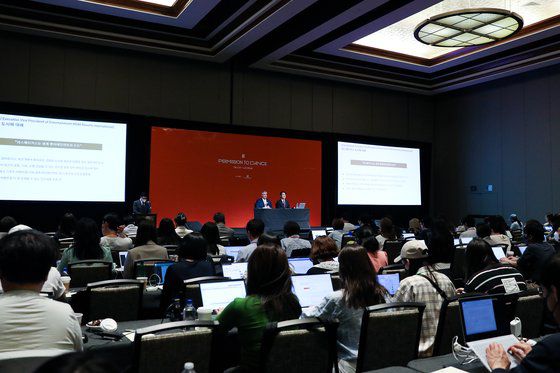 9일 오전 미국 라스베이거스 MGM 호텔에서 열린 하이브 '퍼미션 투 댄스 더 시티 - 라스베이거스' 기자간담회에는 100여명의 취재진이 모였다. 이진형 CCO는 이자리에서 미리 준비한 병역 관련 답변을 길게 읽어내려가며 하이브의 'BTS 병역' 관련 입장을 사실상 밝혔다. [사진 하이브]