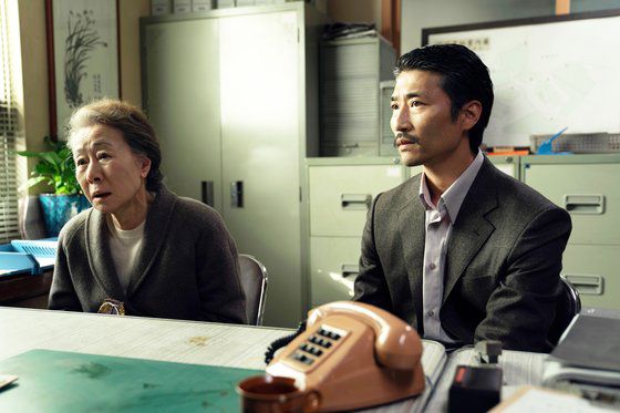 '파친코'에서 일제강점기 부산 영도의 허름한 하숙집 딸 선자는 이후 생선 중개상 한수(이민호), 평양에서 온 목사 이삭(노상현) 등과 인연을 맺으며 일본으로 건너간다. 사진은 아역 배우 전유나가 연기한 1910년대 어린 선자, 김민하가 1930년대 선자를, 윤여정이 1980년대 노년의 선자를 연기했다. [사진 애플TV+]