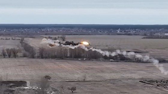 우크라이나 군인들이 러시아 탱크 위에서 사진을 찍고 있다. UPI=연합