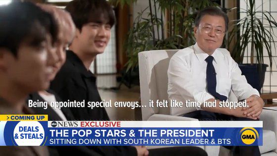 지난해 9월 미국 뉴욕에서 열린 유엔 총회에 참석한 문재인 대통령과 방탄소년단(BTS)이 미국 방송 프로그램에 공동 출연하고 있다. abc방송 화면 캡처.