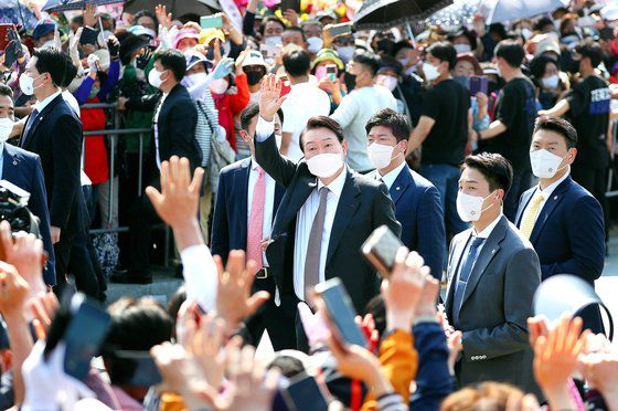 12일 대구 달성군 유가읍 박근혜 전 대통령 사저 앞 사거리에 박 전 대통령을 환영하고 건강을 기원하는 내용이 적힌 화환이 줄지어 서 있다. 김정석 기자