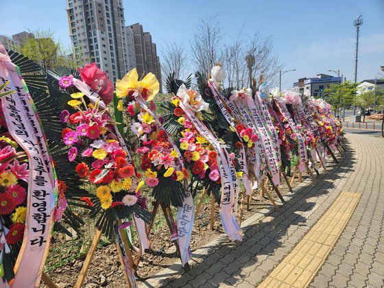 첫 지역순회 일정으로 대구경북 지역을 방문 중인 윤석열 대통령 당선자가12일 낮 대구 달성군 유가읍 박근혜 전 대통령 앞에서 마중나온 유영하 변호사와 권영세 국민의힘 의원과 인사하고 있다.인수위사진기자단