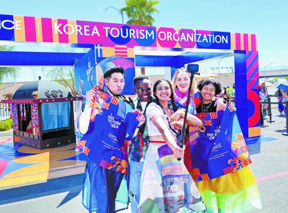9일 (현지시간) 방탄소년단(BTS)의 콘서트가 열리는 미국 라스베이거스 얼리전트 스타디움의 한국관광공사 홍보부스에서 팬클럽 아미들이 한복 체험을 하며 포즈를 취하고 있다. 라스베이거스=연합뉴스