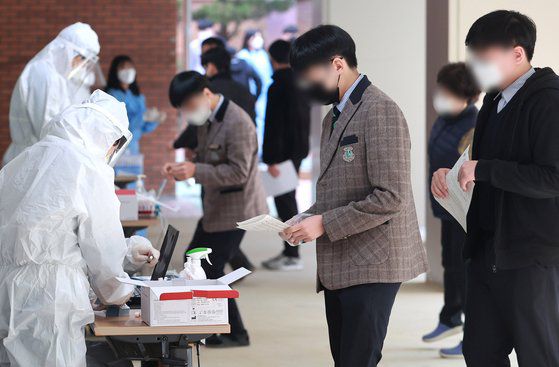 지난달 16일 인천 남동구 인제고등학교에서 학생들이 코로나19대응 현장 이동형 PCR(유전자증폭) 검사를 받고 있다. [뉴스1]