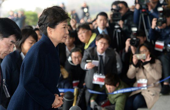 박근혜 전 대통령이 21일 오전 피의자 신분으로 검찰 조사를 받기 위해 서울 서초구 중앙지검에 출두해 조사실로 향하고 있는 모습. 뉴스1