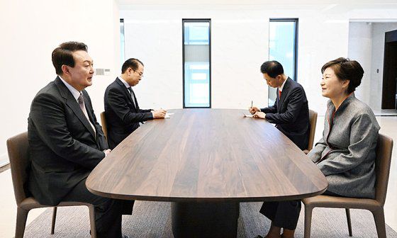 윤석열 대통령 당선인이 12일 오후 대구 달성군 유가읍에 있는 박근혜 전 대통령의 사저에 도착, 박 전 대통령을 예방하고 있다. 이날 "당선되니까 잠이 안 온다"는 윤 당선인의 말에 박 전 대통령은 "크고 무거운 자리이고, 정말 사명감이 있었다"고 답했다.