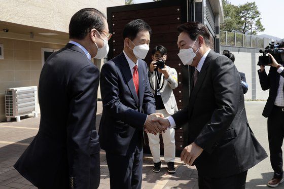 윤석열 대통령 당선인이 12일 오후 대구 달성군 유가읍에 있는 박근혜 전 대통령의 사저에 도착, 박 전 대통령과 기념촬영을 하고 있다. 연합뉴스
