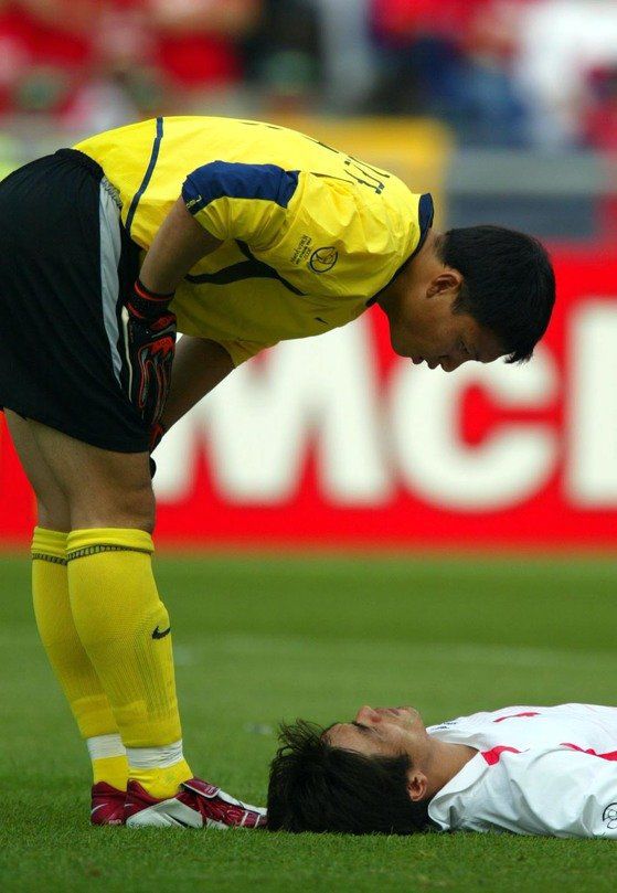 4강 진출을 확정한 뒤, 탈진해 쓰러진 최진철(오른쪽)을 걱정하는 이운재. [중앙포토]