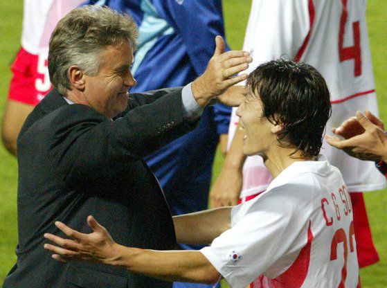 히딩크(왼쪽) 감독과 '히딩크 황태자'로 불린 송종국. [중앙포토]