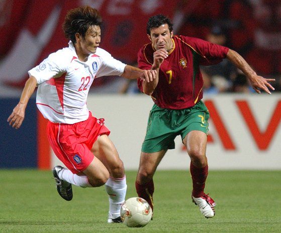 송종국(오른쪽)은 피구에게 단 한 차례 돌파도 허용하지 않았다. [중앙포토]