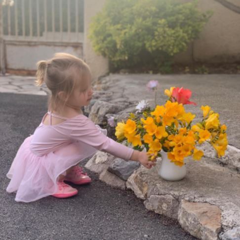 우크라이나 소녀 비라가 프랑스 남부의 한 마을로 피난 온 후 이 곳에서 선물받은 발레복을 입고 있다. [사진 인스타그램]