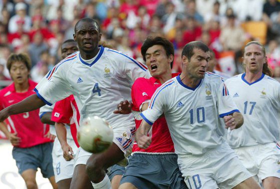 프랑스와 평가전에서 지단(10번)을 마크하는 최진철(가운데). 오종택 기자