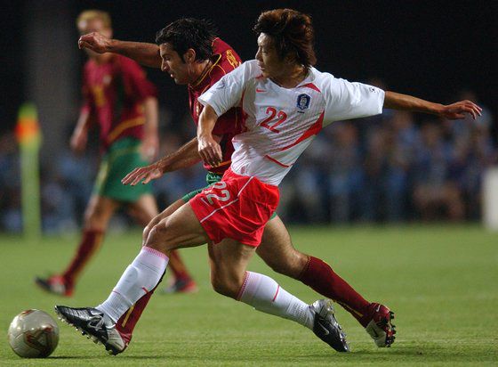 송종국 질식 수비에 질린 피구가 '비겨서 나란히 16강에 진출하자'고 제안했다. [중앙포토]
