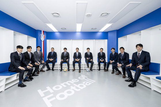 2002 멤버가 모인 수원월드컵경기장은 4강 신화의 출발점이 된 장소다. [사진 싸이더스 SL]