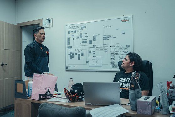 한화이글스의 2021년 시즌을 다룬 왓챠 다큐 '한화이글스: 클럽하우스'는 경기장뿐 아니라, 사무실·연습장 등 구석구석에 있는 구단 관계자들을 비추며 팀의 '리빌딩' 과정을 세밀하게 보여준다. [왓챠 제공]