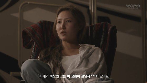 걸그룹 마마무의 성장기를 담은 웨이브 다큐 ‘MMM: Where are we now’에서 멤버들은 그간 알려지지 않았던 진솔한 이야기를 털어놓는다. 멤버 화사는 악플에 대해 이야기하며 ″내가 죽으면 이 상황이 끝날까? 라는 생각까지 갔었다″고 말했다. [웨이브 제공]