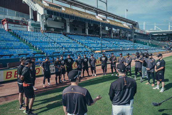 한화이글스의 2021년 시즌을 다룬 왓챠 다큐 '한화이글스: 클럽하우스'는 경기장뿐 아니라, 사무실·연습장 등 구석구석에 있는 구단 관계자들을 비추며 팀의 '리빌딩' 과정을 세밀하게 보여준다. [왓챠 제공]