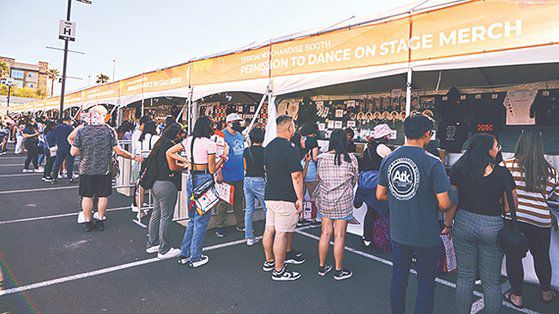 지난 8일 미국 라스베이거스 얼리전트 스타디움 인근 BTS 공식상품 판매 부스 앞에서 팬들이 줄을 서고 있다. [뉴시스]