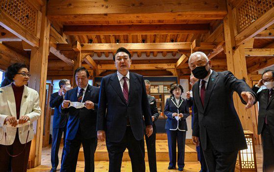 윤석열 대통령 당선인이 13일 서울 성북구 한국가구박물관에서 대통령직인수위원회 국민통합위원회 김한길 위원장 주최로 열린 각계 분야의 국가 원로들에게 국정 전반에 대한 고견을 듣는 '경청식탁, 지혜를 구합니다' 행사에 참석해 기념촬영 후 자리로 이동하고 있다. 참석자는 문정희 동국대 교수, 김황식 전 총리, 신낙균 전 여성유권자연맹회장, 정대철 소강육영재단 이사장, 윤 당선인, 신영균 국민의힘 상임고문회 회장, 김명자 전 환경부 장관, 반기문 전 유엔사무총장, 전윤철 전 공정거래위원장. 인수위사진기자단