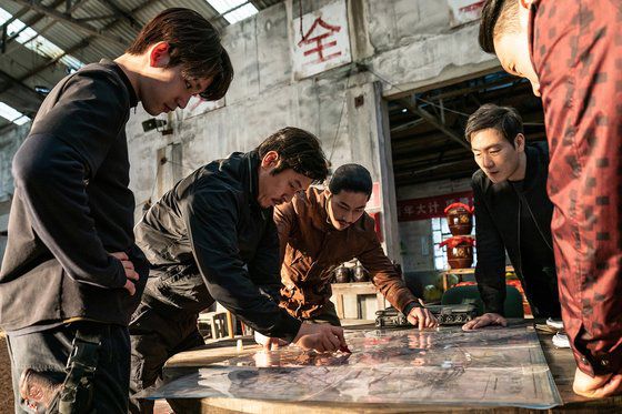 '야차'에서 검사 지훈이 블랙팀 요원들과 함께한 모습이다. 블랙팀 수장 지강인 역의 설경구는 현장에서도 구심점 역할을 했다고 한다. [사진 넷플릭스]