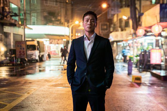 영화 '야차'는 스파이들의 최대 접전지 중국 선양에서 일명 ‘야차’가 이끄는 국정원 비밀공작 전담 블랙팀과 특별감찰 검사, 그리고 각국 정보부 요원들의 비밀공작을 그렸다. [사진 넷플릭스]