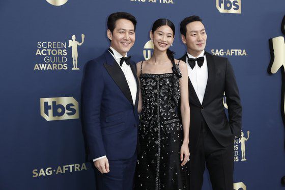 박해수(오른쪽부터)는 '오징어 게임' 동료 배우 정호연, 이정재와 함께 지난 2월 27일(현지 시간) 미국 캘리포니아 산타모니카에서 열린 미국배우조합상(SAG) 시상식에 초청됐다. [EPA=연합]