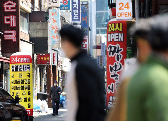 24시간 영업을 알리는 서울의 한 식당 간판. [연합뉴스]