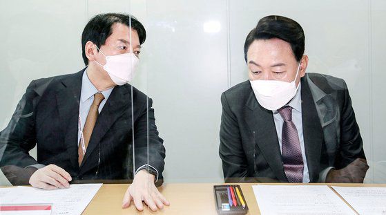 윤석열 대통령 당선인과 안철수 대통령직인수위원장. 뉴스1