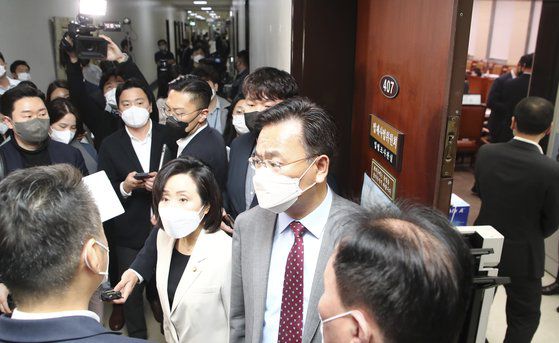 18일 국회에서 열린 법제사법위원회 법안심사1소위를 앞두고 유상범·전주혜 국민의힘 의원이 국회 경위들에게 소위 공개를 주장하며 항의하고 있다.김상선 기자