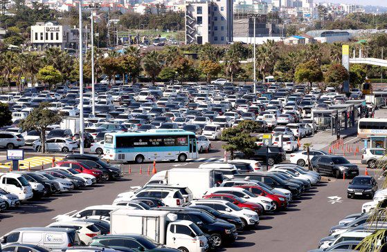 이날 오전 제주국제공항의 주차장에 차량이 가득하다. [뉴시스]