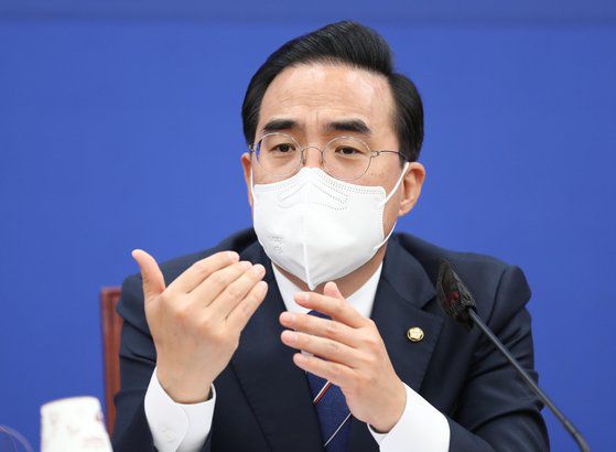 박홍근 더불어민주당 원내대표가 18일 오전 서울 여의도 국회에서 열린 현안 기자간담회에서 취재진의 질문에 답하고 있다. 김상선 기자