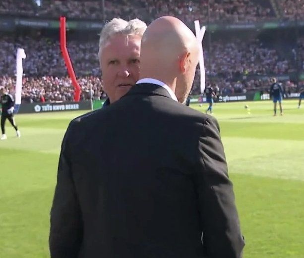 히딩크가 네덜란드 출신인 텐 하흐에게 귓속말한 게 방송 카메라에 잡혔다. [사진 ESPN]