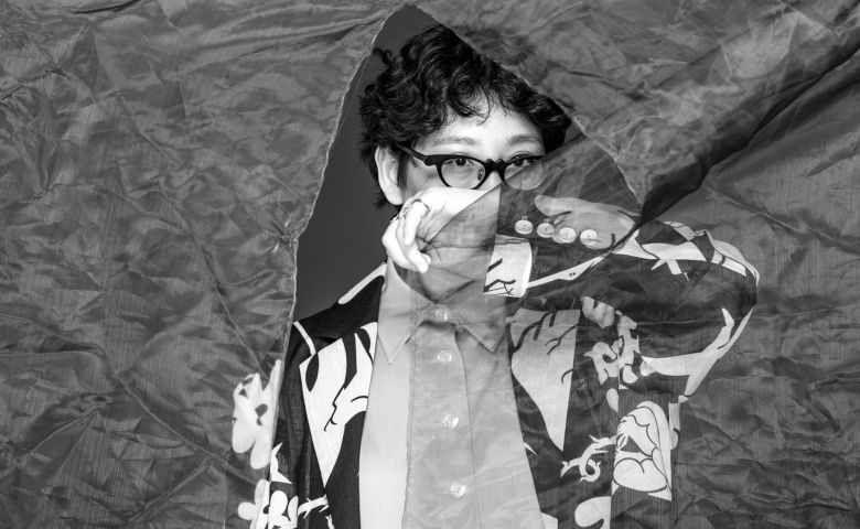 그가 초기에 해외에서 활동한 건 ‘한국에서 누가 그의 옷을 살까’라는 두려움 때문이었다고 했다. 그 걱정은 기우였다. 지난 3월 그가 패션 브랜드 ‘앤아더스토리즈’와 협업한 컬렉션이 나오는 날, 압구정동 ‘앤아더스토리즈’ 매장 앞에는 오픈 전부터 긴 줄이 이어졌다.