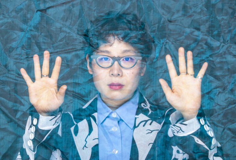 전 세계 쟁쟁한 디자이너 17명과 경쟁 끝에 ‘넥스트 인 패션’에서 1위를 차지한 김민주 디자이너는 상금 25만 달러와 네타 포르테 브랜드 입점 기회를 얻었다.