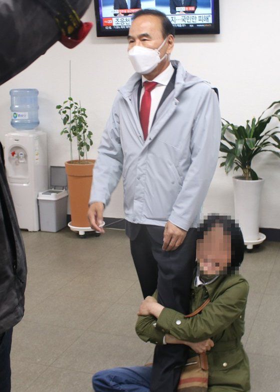 국민의힘 충북 공천잡음 증폭   (청주=연합뉴스) 6·1지방선거 공천을 둘러싸고 국민의힘 충북도당의 파열음이 커지고 있다. 이 당 소속의 박덕흠·이종배·엄태영 국회의원은 21일 '부실공천'을 주장하며 정우택 도당위원장 겸 공천관리위원장 사퇴를 촉구하고 나섰다.   일부 괴산군수 예비후보 측은 박 의원 선거 개입 의혹도 제기하는 등 자중지란이 격화하고 있다. 비공개로 진행된 운영위 안팎에서는 잡음이 그치지 않았다. 회의장 밖에서는 괴산군수 공천 심사에서 컷오프된 한 예비후보 배우자가 공천배제 원칙 변경 등을 따지며 당협위원장인 박 의원에게 거세게 항의했다. 2022.4.21 [독자 제공. 재판매 및 DB 금지]   photo@yna.co.kr (끝)  〈저작권자(c) 연합뉴스, 무단 전재-재배포 금지〉