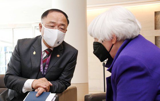 주요 20개국(G20) 재무장관·중앙은행 총재 회의 참석차 미국 워싱턴을 방문 중인 홍남기 경제부총리 겸 기획재정부 장관이 20일(현지시간) 국제통화기금(IMF)에서 재닛 옐런 미국 재무장관과 면담하고 있다. [기획재정부 제공]