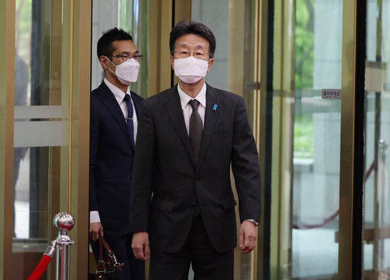 22일 일본 정부가 올해 외교청서에서도 독도가 '일본 땅'이라는 억지 주장을 되풀이한 것과 관련해 초치된 구마가이 나오키 주한 일본대사관 총괄공사가 정부서울청사 외교부로 들어서고 있다. [연합뉴스]