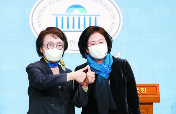 지난해 여권 서울시장 후보 단일화 경선에서 승리한 박영선 더불어민주당 후보가 국회 소통관에서 결과발표 후 함께 경쟁했던 김진애 열린민주당 후보와 함께 포즈를 취하고 있다. 뉴시스