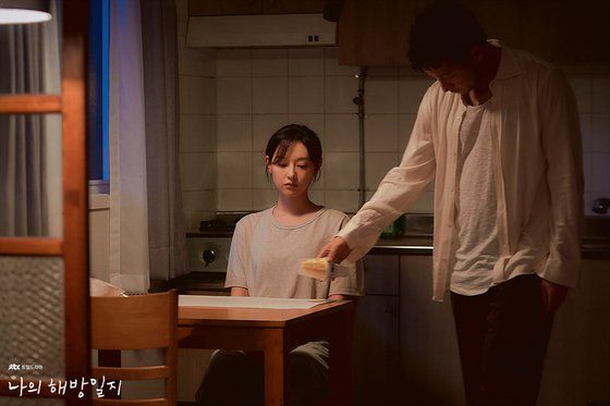 JTBC '나의 해방일지' 6화에서 구씨(손석구)가 염미정(김지원)에게 아이스크림을 건네는 장면. [사진 JTBC]