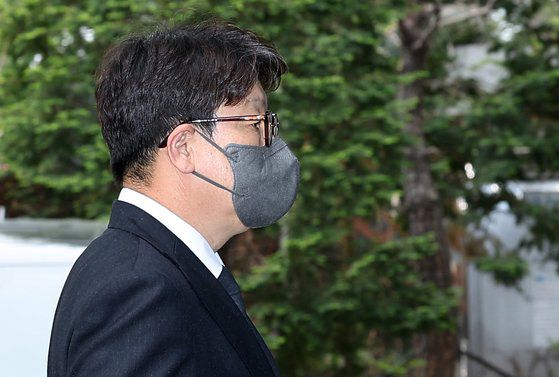 권성동 국민의힘 원내대표가 25일 오후 서울 종로구 통의동 대통령직인수위원회로 들어가고 있다. 뉴스1