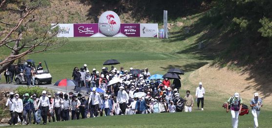 경남 김해의 가야CC에서 벌어진 넥센-세인트나인 마스터즈의 관중들. 조직위에 따르면 대회 기간 총 2만3000여 명의 갤러리가 모였다. [연합뉴스]