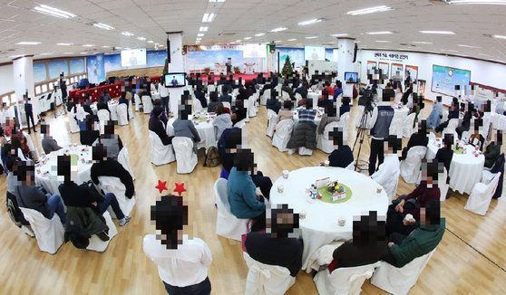 신천지 대구교회 예배당 천정 일부가 부숴져 있다. 신천지 대구교회